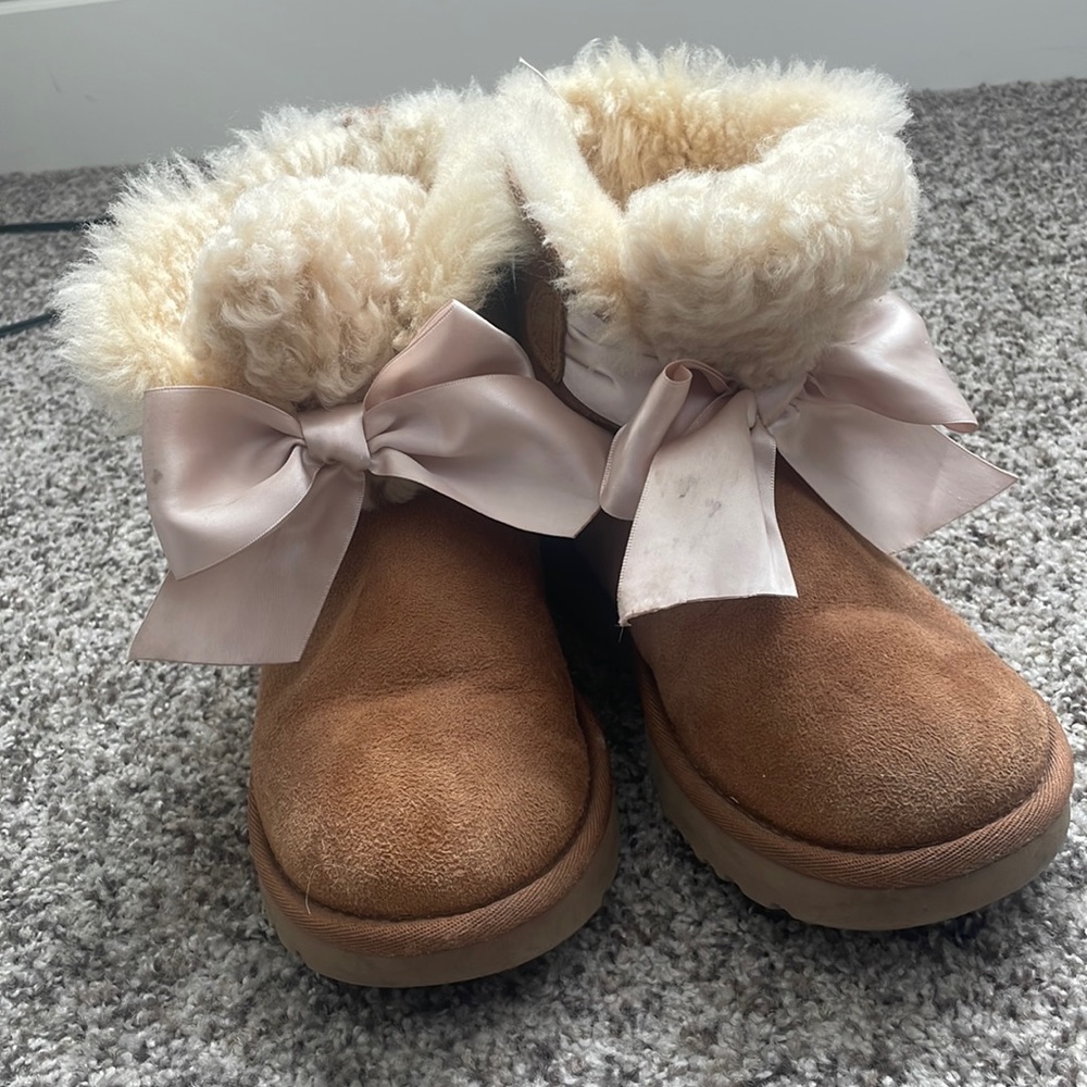 Hardly worn!!! Women’s size 7 UGGs